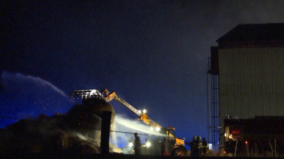 Košickí hasiči bojujú už druhý deň s obrovským požiarom slamy