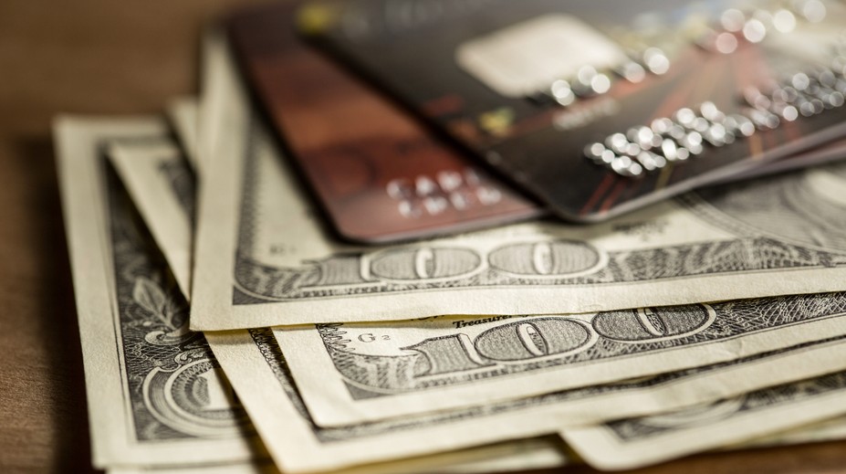 Hotovosť, kreditná alebo debetná karta? Odborníčka radí, ako platiť na dovolenke