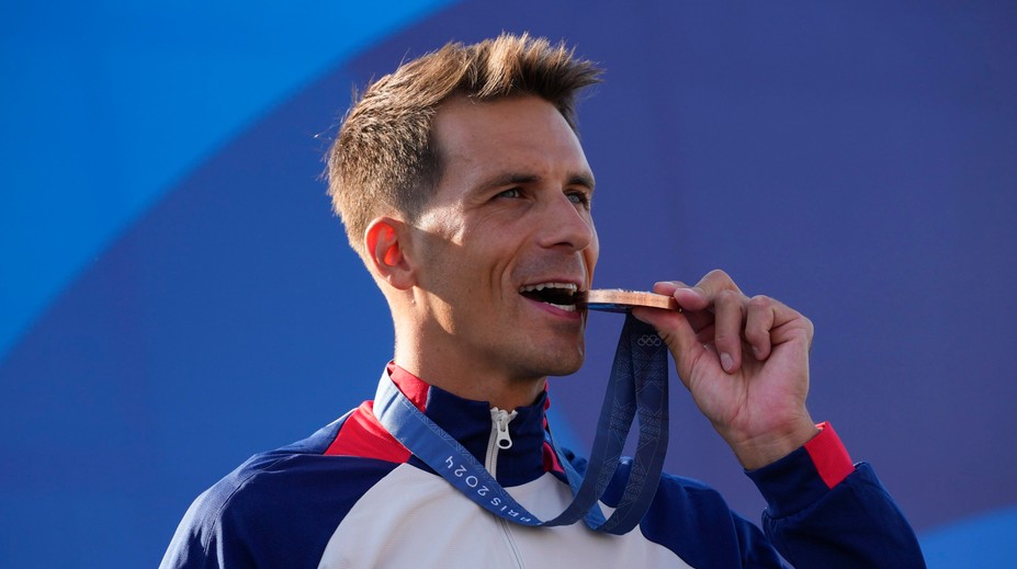 Zábery, na ktorých športovci hryzú do svojich medailí sú ikonické. Čo je dôvodom tejto tradície?