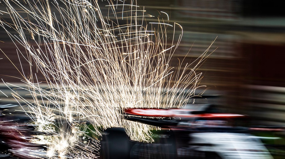 FOTO: Hamilton bol nervózny, iskrenie spod áut má v Bahrajne strašidelné rozmery