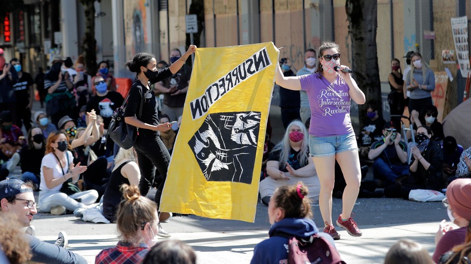 Počas protestov v Seattli zadržali desiatky ľudí, zranenia utrpeli aj policajti