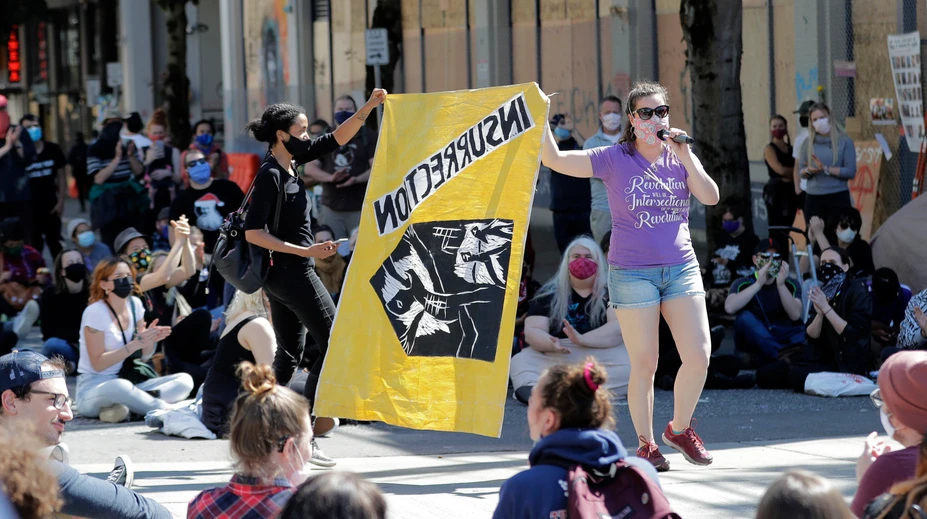 Počas protestov v Seattli zadržali desiatky ľudí, zranenia utrpeli aj policajti