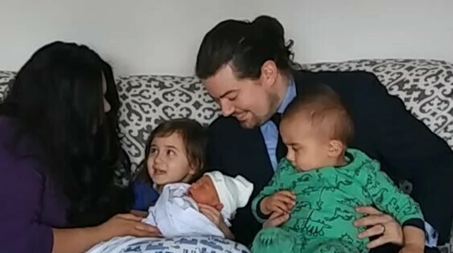 Žena porodila pred nemocnicou, otecko zaviazal pupočnú šnúru rúškom