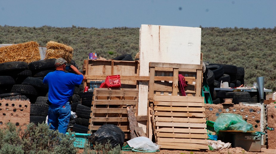 Otrasný prípad väznených detí na púšti v USA: Trénovali ich na streľbu na školách