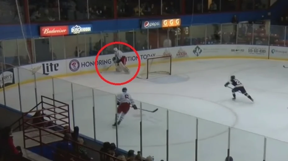 VIDEO: Slovenský brankár Durný v zámorskej lige rozhodol zápas gólom cez celé klzisko