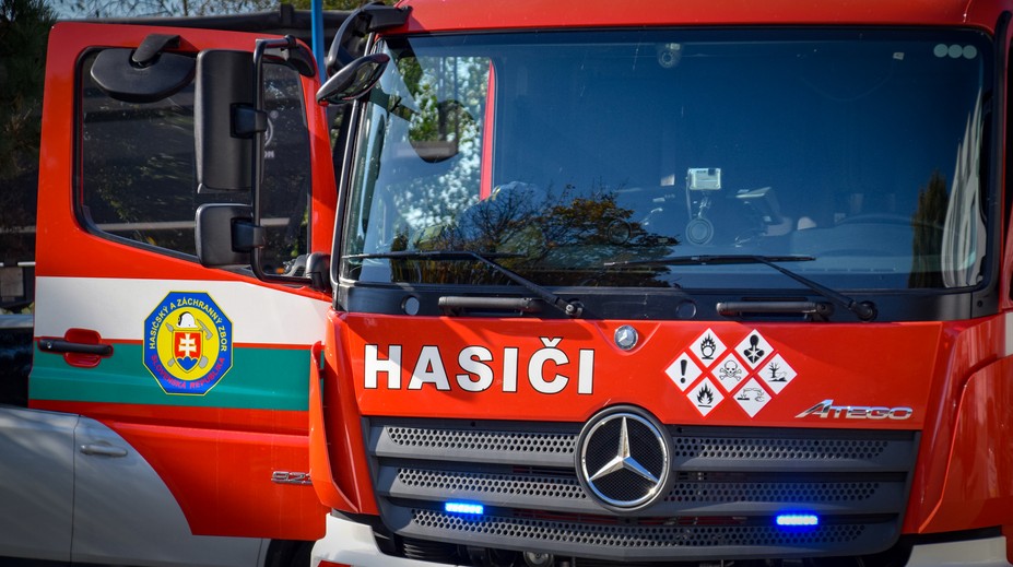 V Šamoríne horela strecha rodinného domu. Jedna osoba utrpela popáleniny