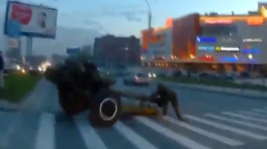 Ruským vojakom ušiel kanón, naháňali ho po križovatke