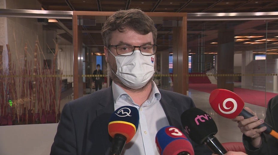 Druhýkrát sa nakazili covidom. Vicepremiér Štefan Holý aj Peter Pčolinský sú v karanténe