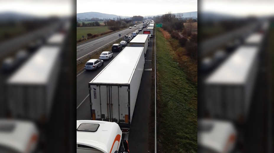 Nehoda ochromila dopravu na D2 smerom do Bratislavy. Vodiči tu stoja viac ako hodinu