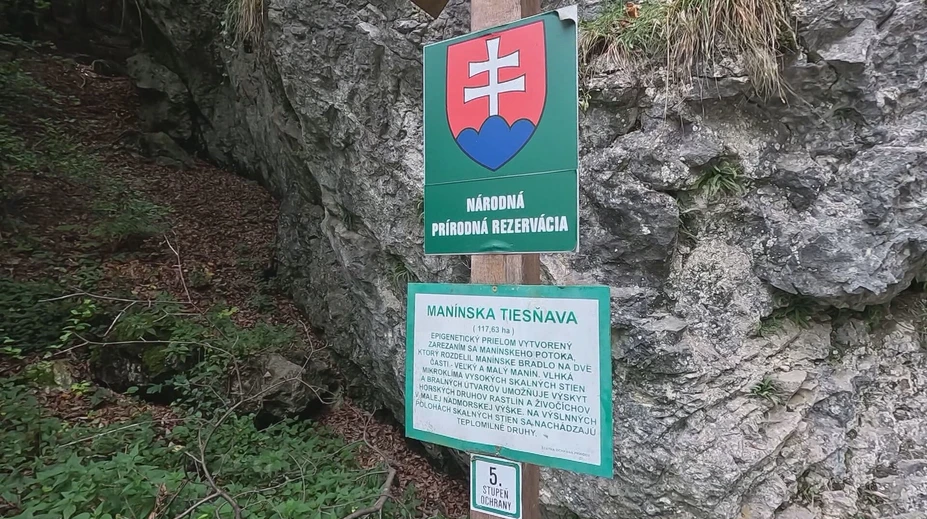 Úrady ticho tolerujú, že ľudia vypúšťajú žumpy do potokov. Dokonca aj v piatom stupni ochrany