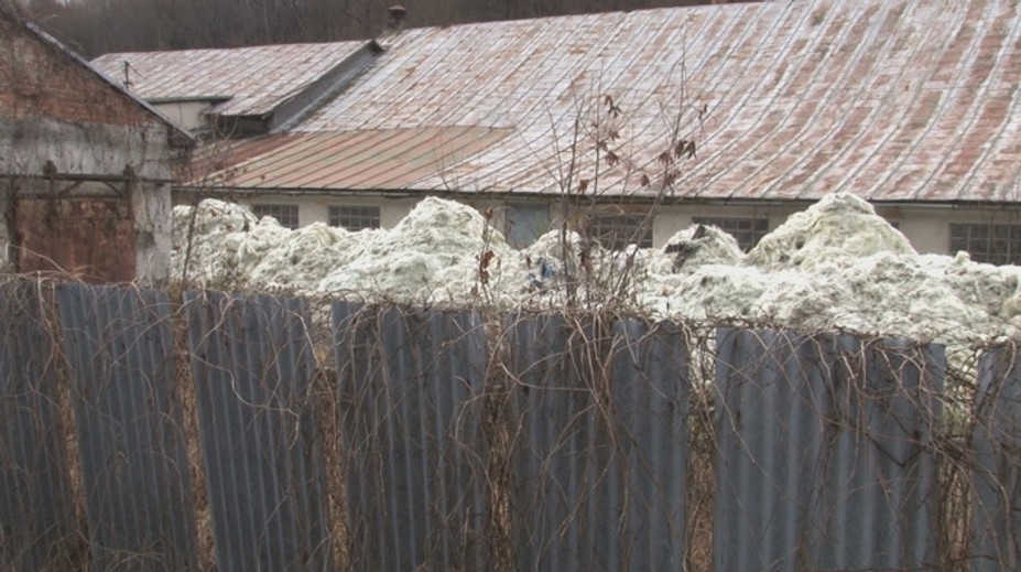 Záhadný odpad za plotom v Krajnej Poľane. Ľudia netušia, čo to je a boja sa