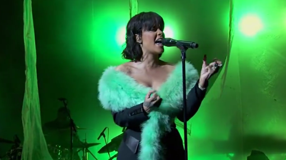 Rihanna naživo, ako ste ju dávno nevideli. Žiaden sex, len spev
