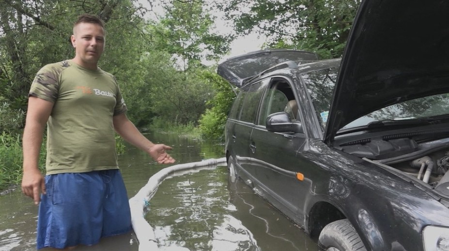 Chceli rybárčiť, no skončili so zatopeným autom. Hladina sa nečakane zdvihla o pol metra