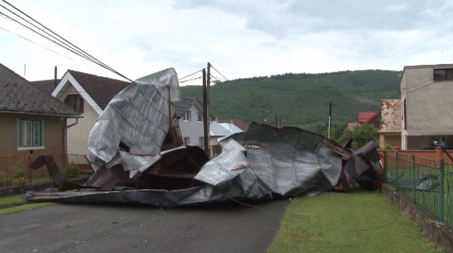 Búrka ničila, čo jej prišlo do cesty. Najhoršie dopadla bytovka, v ktorej žije 25 ľudí