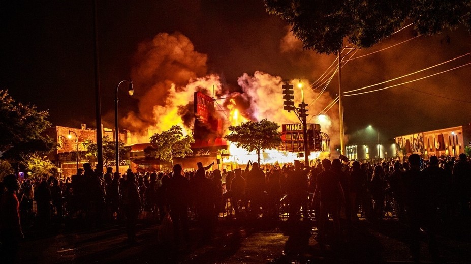 Vlna nepokojov v USA: V Minneapolise podpálili policajnú stanicu, Trump tam poslal Národnú gardu