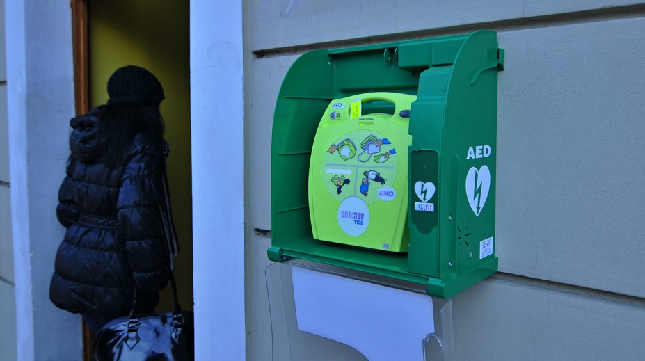 Čas pre mestá a obce na zaobstaranie defibrilátorov sa kráti. Hovoria, že sú stále bez pokynov aj bez peňazí