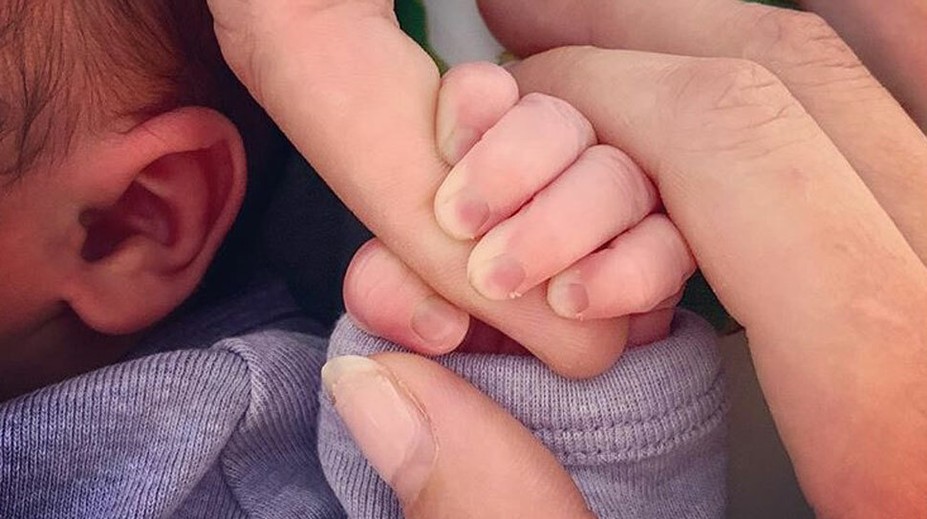 Ďalšie prominentné dieťa je na svete. Rodičia zverejnili prvý záber