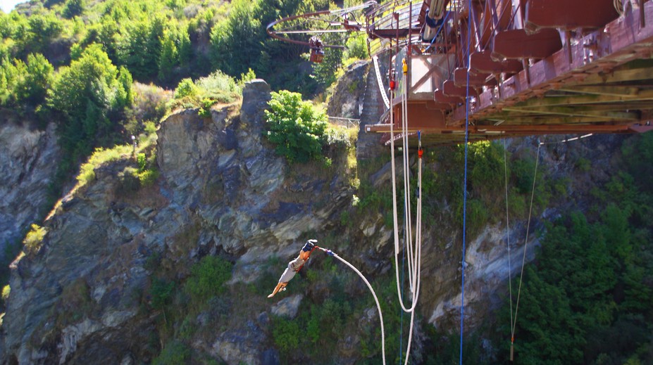 Zomrel pred očami svojej rodiny. Mladý bungee jumper pri zoskoku dostal infarkt
