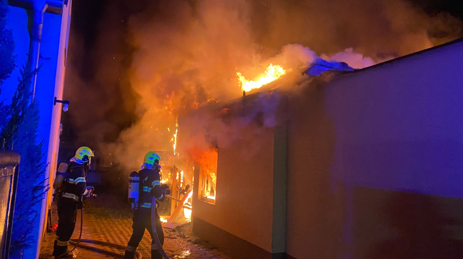 FOTO: Oheň zdevastoval prístavbu rodinného domu v Bratislave. Plamene šľahali niekoľko metrov