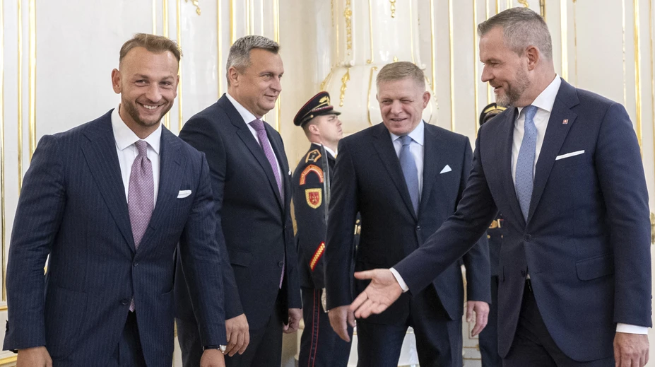 Plánoval okrúhly stôl s lídrami všetkých parlamentných strán, no nevyšlo to. Prezident tak pozval len zástupcov koalície