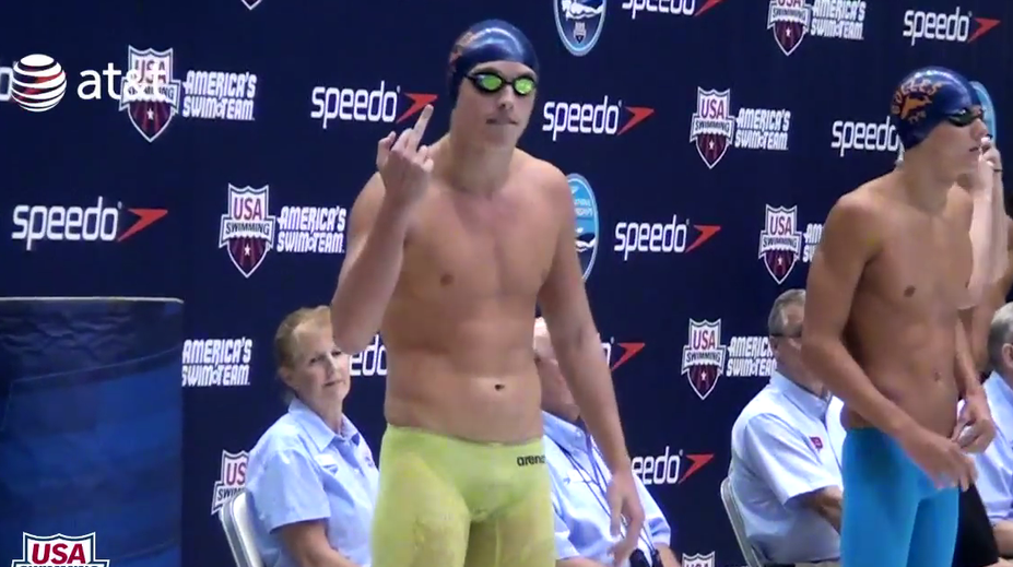 Kanadský plavec ukazuje pred každým pretekom prostredník otcovi