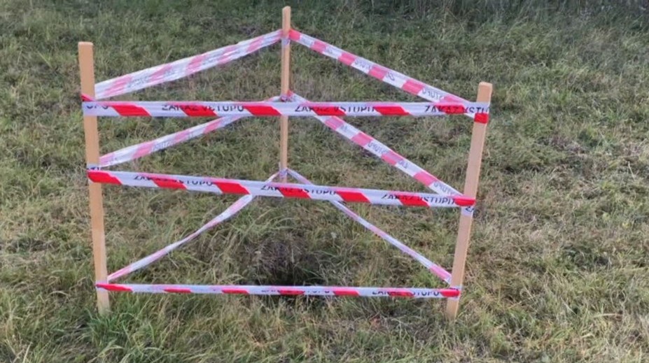Nebezpečné prekvapenie pri prechádzke v okolí Handlovej. V zemi sa objavujú hlboké jamy