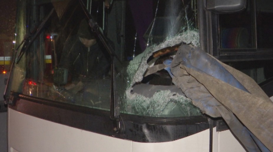 VIDEO len pre silné povahy. Vodiča autobusu prepichla tyč