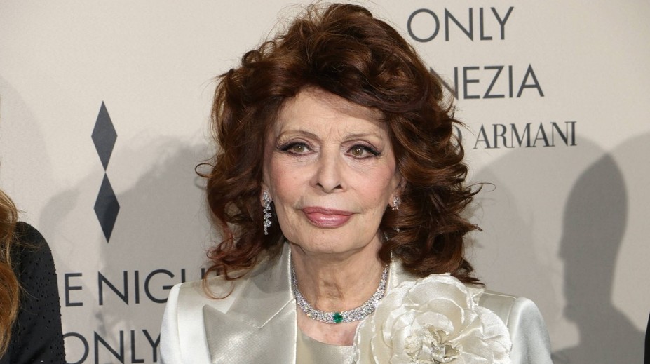 Legendárna Sophia Loren utrpela ťažký úraz. Po páde v kúpeľni si zlomila dve dôležité kosti a skončila pod skalpelom