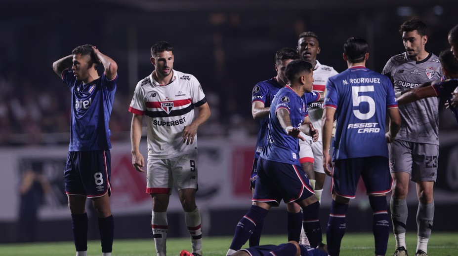 VIDEO: Zrútil sa na trávnik a už sa neprebral. Uruguajský futbalista zomrel na následky zástavy srdca