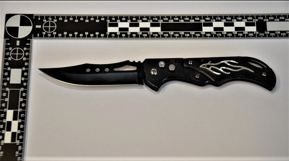 Nočný rozruch v Bratislave. Gruzínec sa opakovane chcel dostať do reštaurácie, potom nožom napadol muža