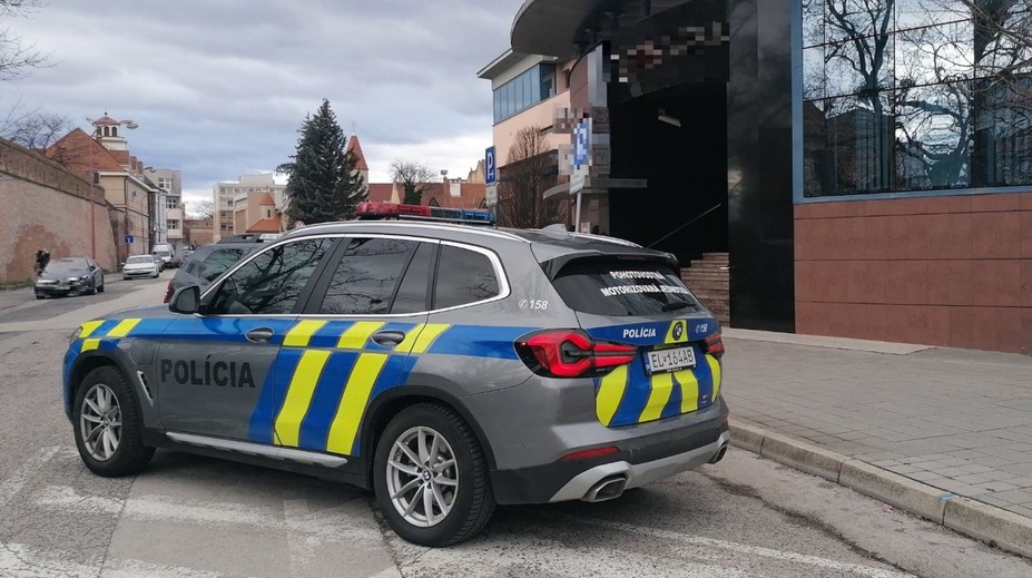 Dráma v Čachticiach. Muž strieľal na dvore po rodine, polícia ho obvinila