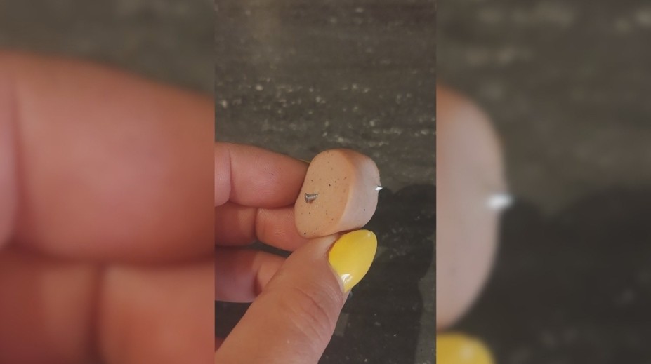 Na žilinskom sídlisku nachádzajú kúsky jedla prepichnuté klincami