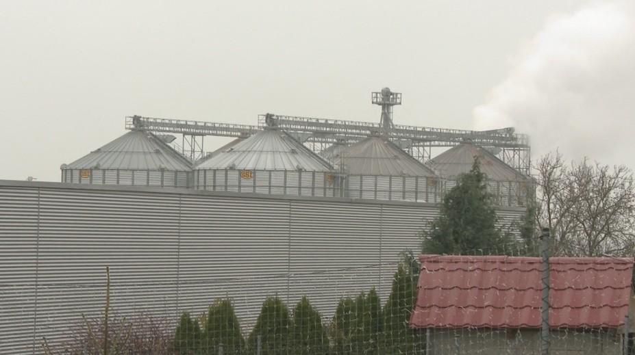 Vo väčšine Slovenska sneží sneh, v Čeľadiciach kukuričné plevy. Obyvateľom sýpka ničí život