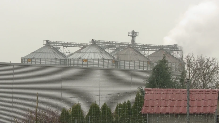 Vo väčšine Slovenska sneží sneh, v Čeľadiciach kukuričné plevy. Obyvateľom sýpka ničí život