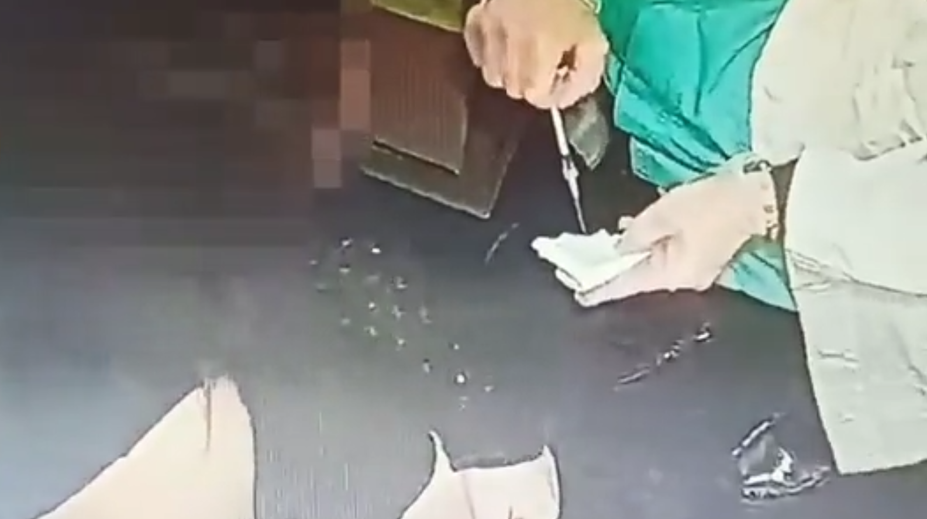 VIDEO: Sestrička za úplatok vystavovala falošné preukazy o očkovaní. Ihlu vyprázdnila do obväzu