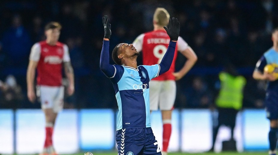 Rodičia ho pre orientáciu vyhodili na ulicu. Ako sa bezdomovec za štyri roky dostal do Premier League