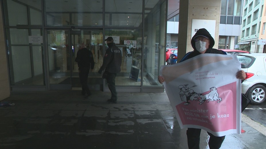 Zákaz zhromažďovania ich neodradil. Odborári prišli protestovať po skupinkách