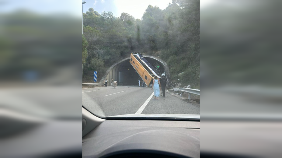 VIDEO: Hrozivo vyzerajúca nehoda autobusu v Španielsku. Prevrátil sa pred vstupom do tunela