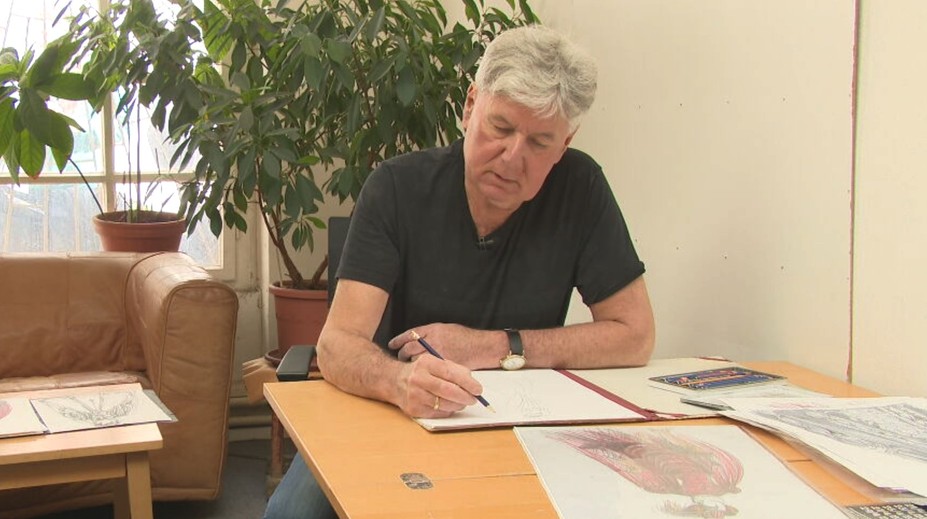 Svet divadla mu učaroval, rozhodol sa preto skrášľovať ho. Spod jeho rúk vychádzajú umelecké návrhy kostýmov