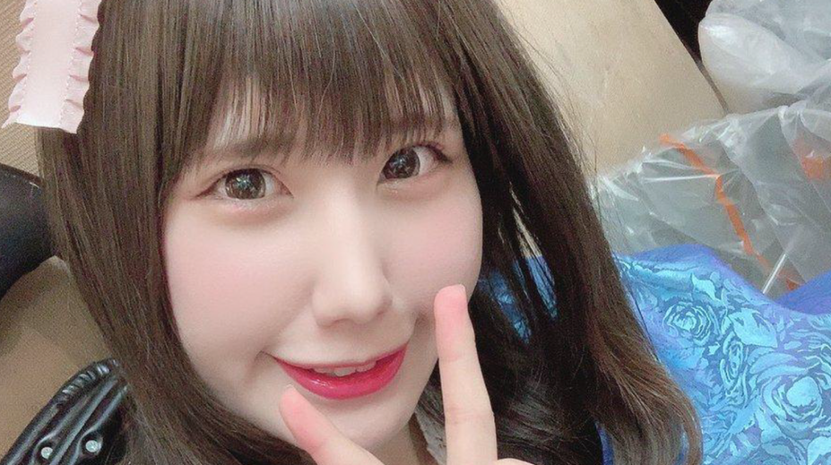 Muž zaútočil na mladú speváčku. Vystopoval ju podľa odrazu z jej očí na selfie fotkách