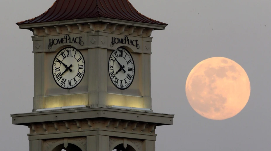 Biely dom žiada NASA o vytvorenie samostatného časového pásma pre Mesiac. Čas tam totiž beží trochu inak