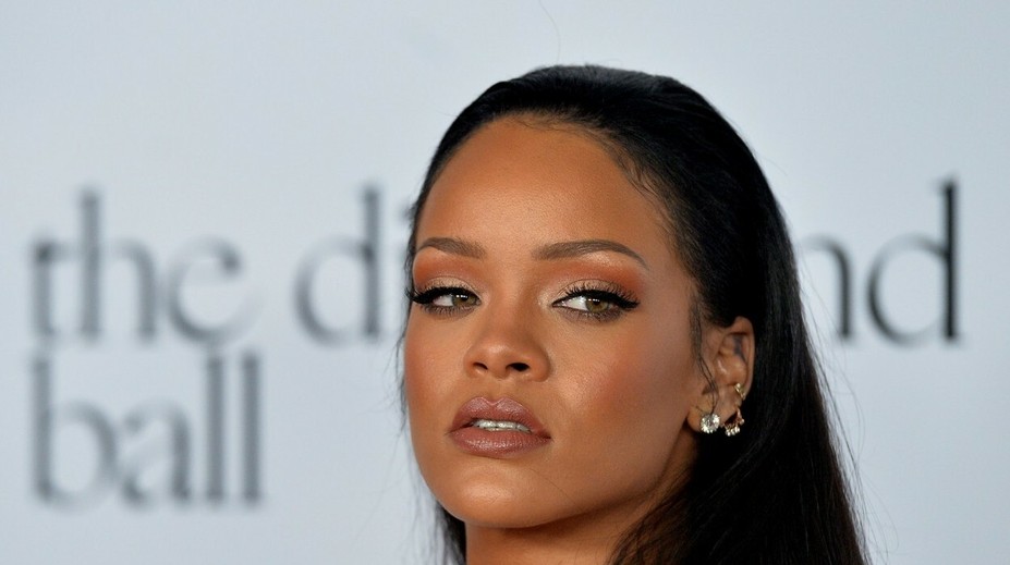 Nádherná Rihanna na bále. Len výber šiat jej nevyšiel