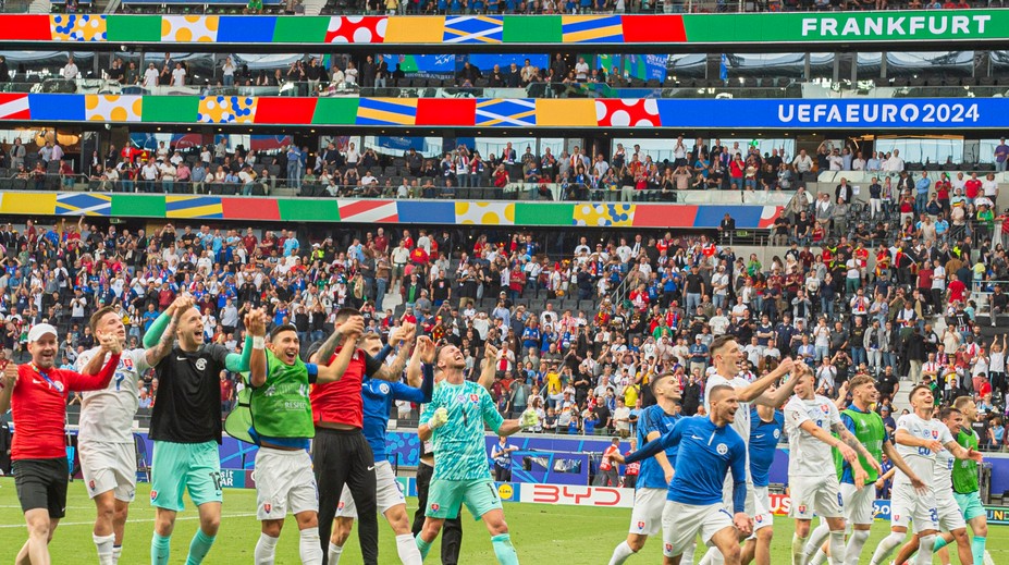 Hoci ich nevidieť, na štadióne sú už päť hodín pred výkopom. Aj v slovenskom tíme majú dôležitú úlohu