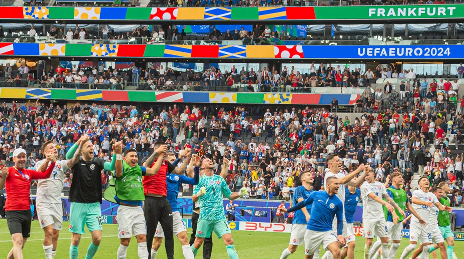 Hoci ich nevidieť, na štadióne sú už päť hodín pred výkopom. Aj v slovenskom tíme majú dôležitú úlohu
