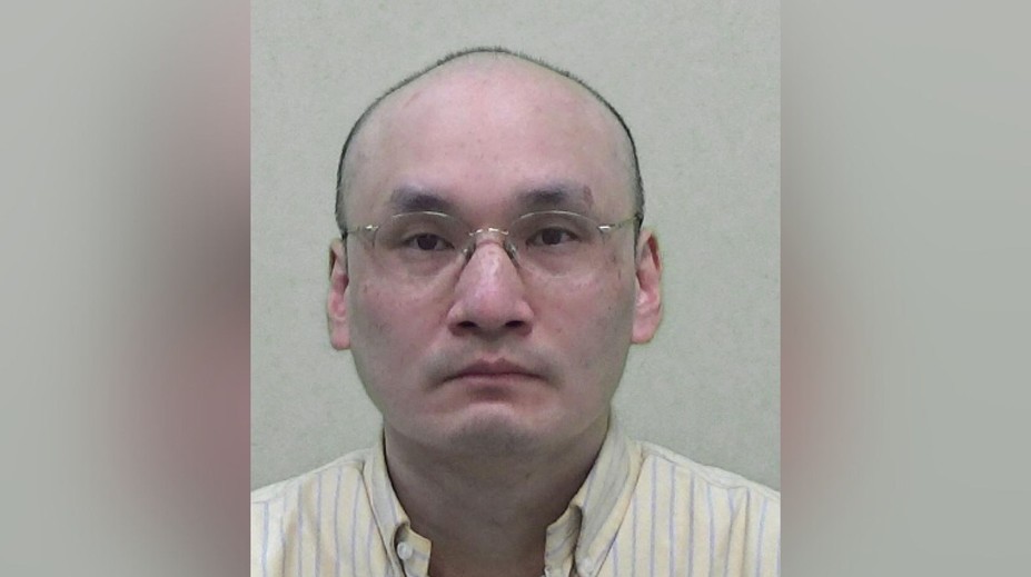 FOTO: Doktor sa zamaskoval tak, že ho nespoznala vlastná mama. Jej mužovi vpichol miesto vakcíny jed