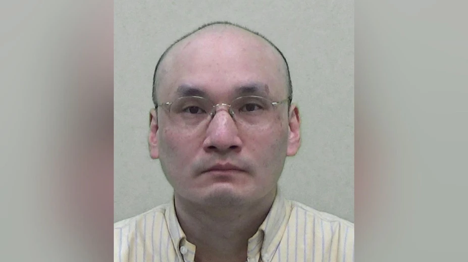FOTO: Doktor sa zamaskoval tak, že ho nespoznala vlastná mama. Jej mužovi vpichol miesto vakcíny jed