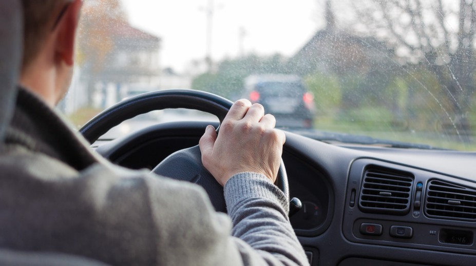 Chystáte sa na dlhú cestu autom, no býva vám nevoľno? Poradíme, čo pomôže