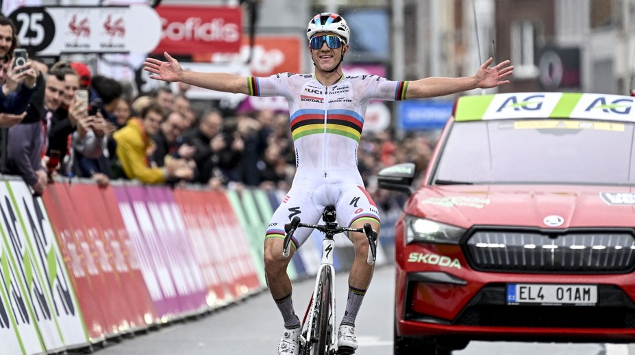 Majster sveta zničil súperov a vyhral najstaršie preteky histórie. Pogačar na zemi a so zlomeninou