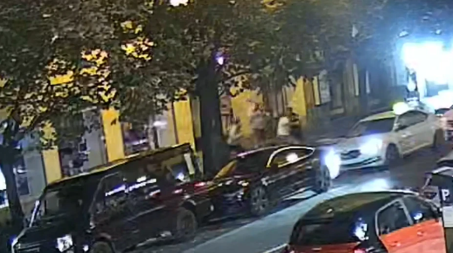 VIDEO: Bitka medzi turistami v centre Prahy sa skončila tragédiou. Muž zomrel po rane fľašou od vodky