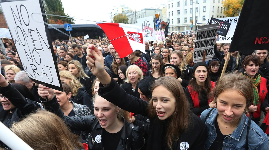 Poľky odeté v čiernom dnes protestujú. Chcú mať právo na potrat